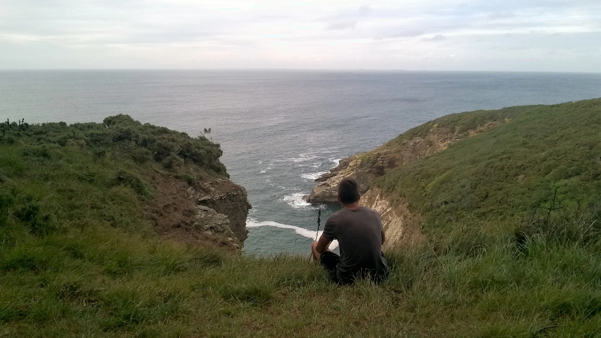 Photo d'Estéban de dos face à l'océan
