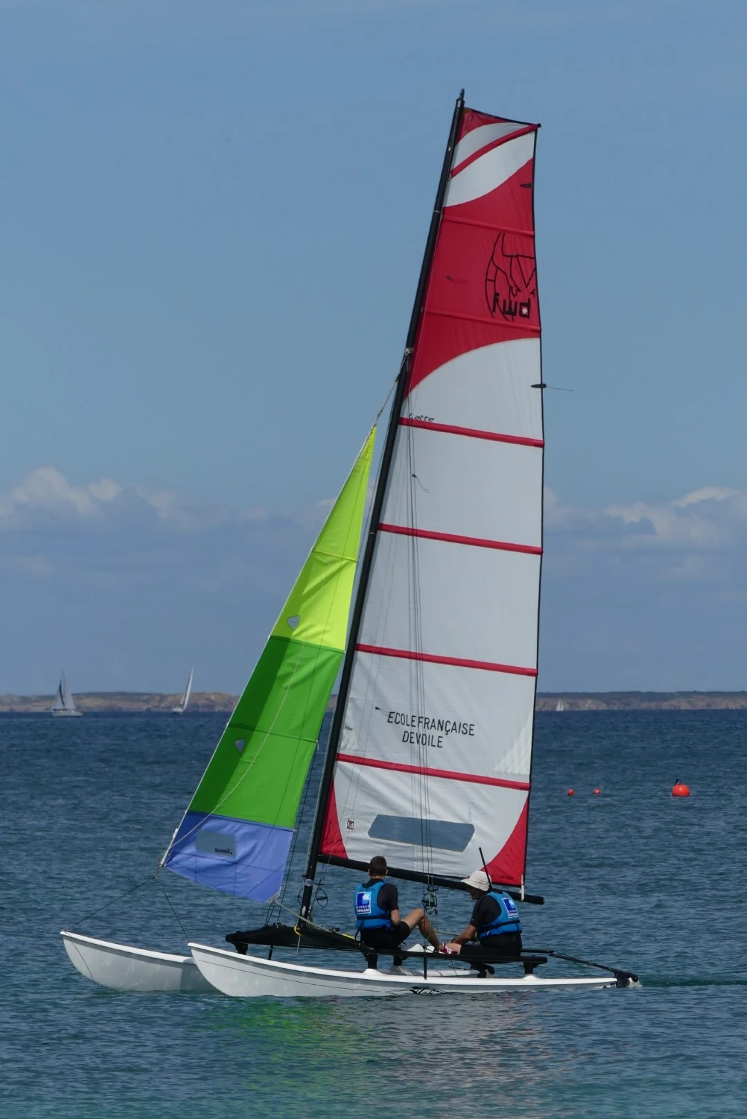 Photo d'Estéban sur un hobby cat