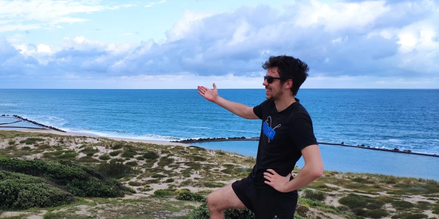 Photo d'Estéban face à l'océan sur des plages de Normandie